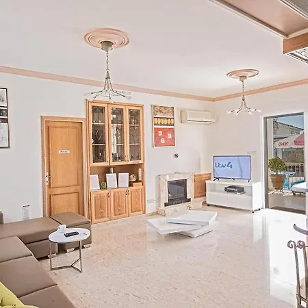 Familienvilla In Mit Spektakulaerer Aussicht * Paralimni