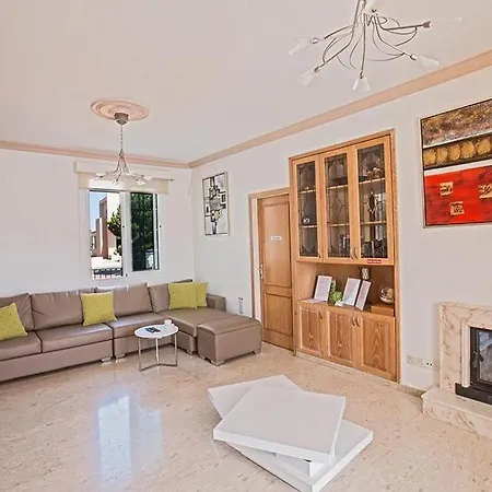 Familienvilla In Mit Spektakulaerer Aussicht Paralimni