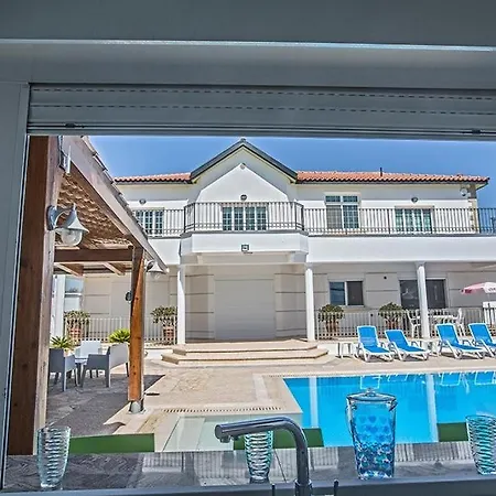 Familienvilla In Mit Spektakulaerer Aussicht Paralimni