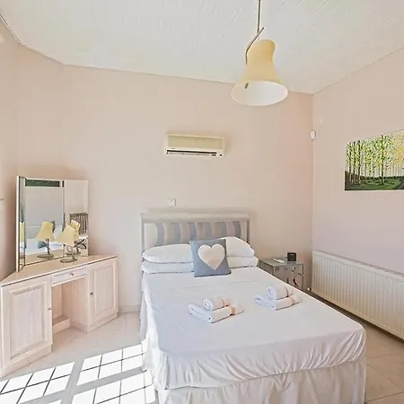 Familienvilla In Mit Spektakulaerer Aussicht Casa de Férias Paralimni